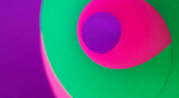 Spirale verde e fucsia su sfondo viola